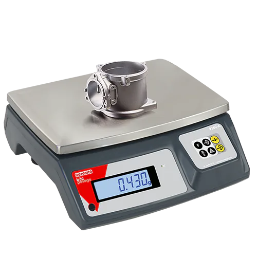 Pièce métallique usinée pesée à 0,430 kg sur le plateau inox de la balance compacte 9260