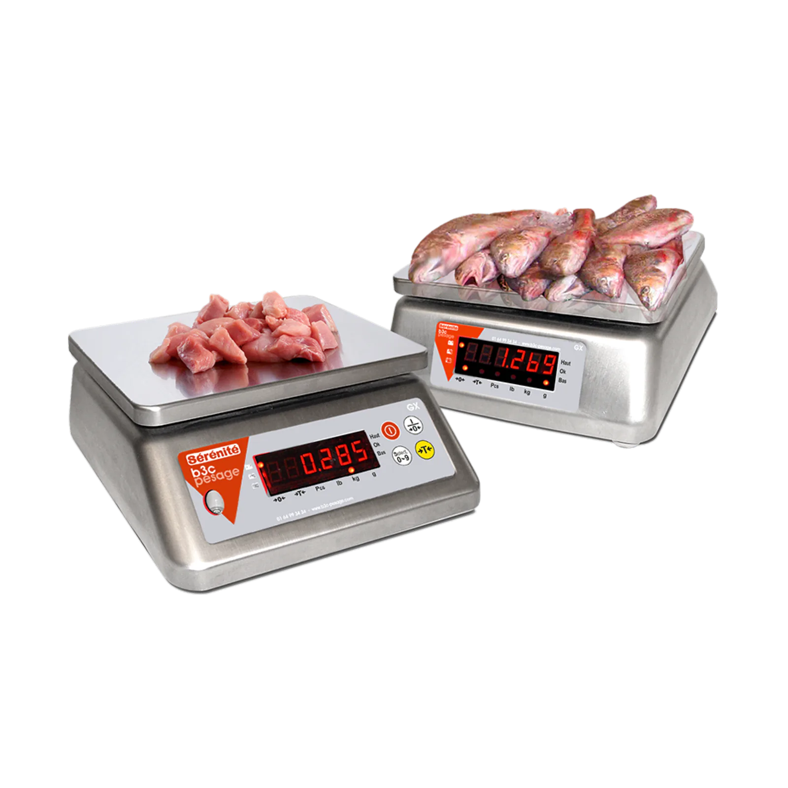 Deux balances compactes B3C GX tout inox pesant de la viande et des poissons sur leurs plateaux