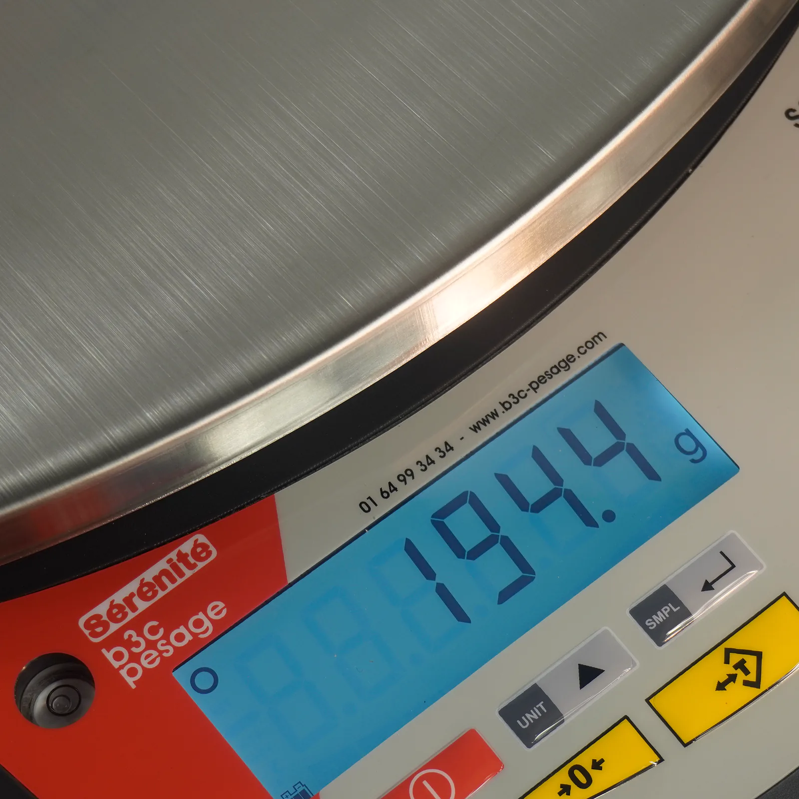 Gros plan du plateau inox, de l’afficheur LCD et des touches de la balance compacte B3C S30-ABS