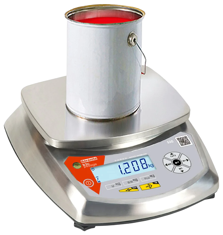 Pot de peinture rouge ouvert pesé à 1,208 kg sur le plateau inox de la balance S30 industrielle
