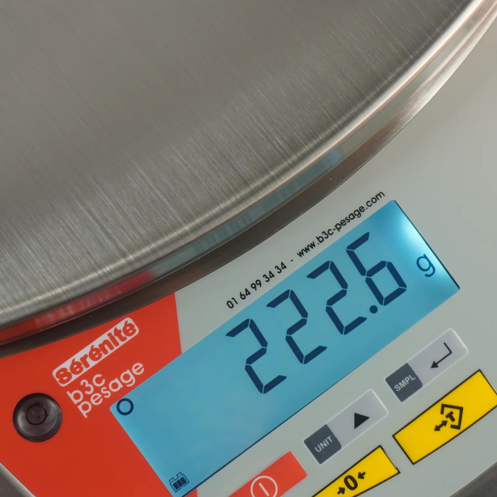Gros plan du plateau inox, de l’afficheur LCD et du clavier de la balance compacte B3C S30i-néo