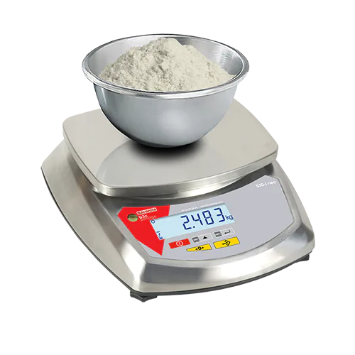 Bol inox rempli de farine pesé à 2,483 kg sur la balance compacte S30i-néo tout inox