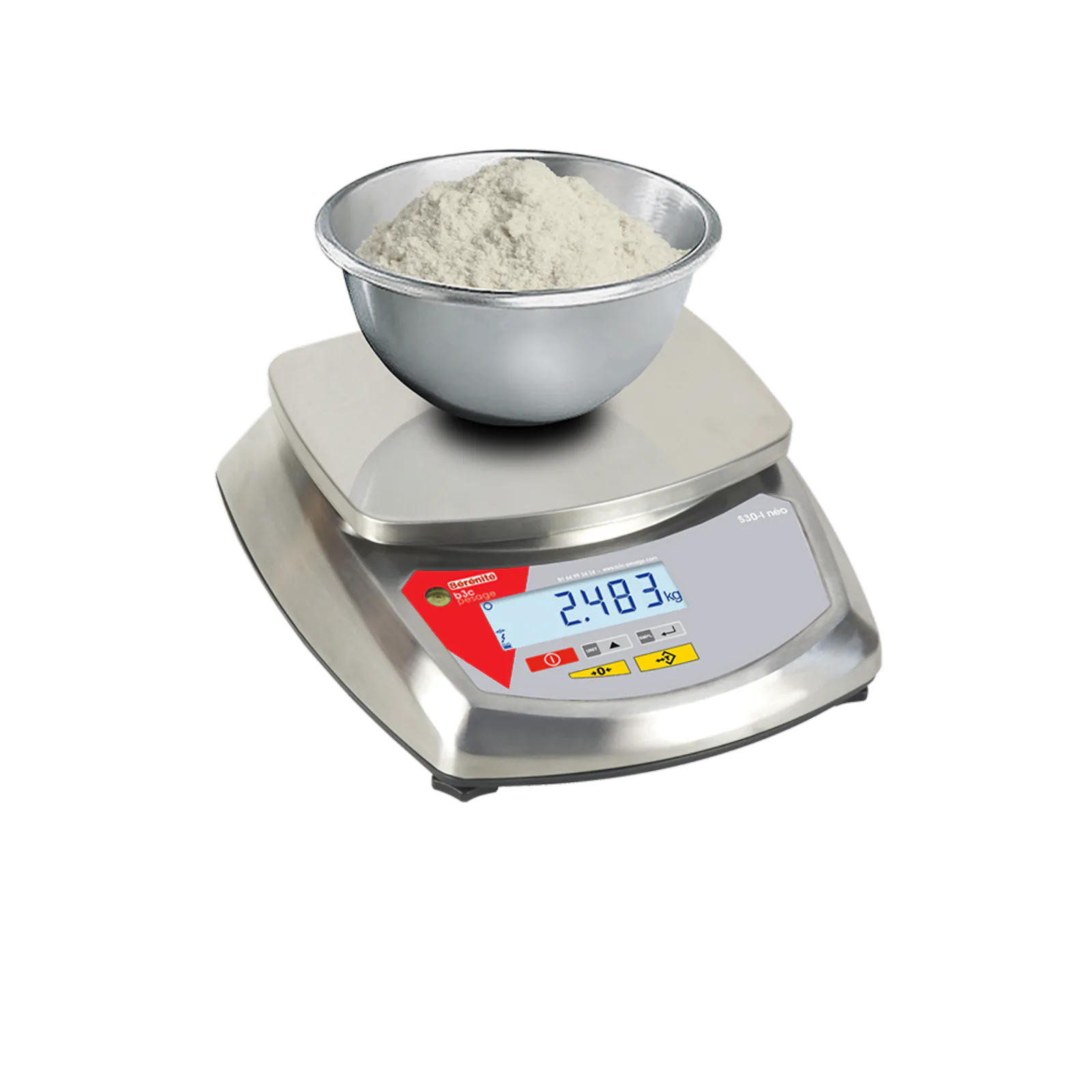 Balance compacte B3C S30i-néo tout inox pesant un bol de farine sur son plateau, sur fond blanc