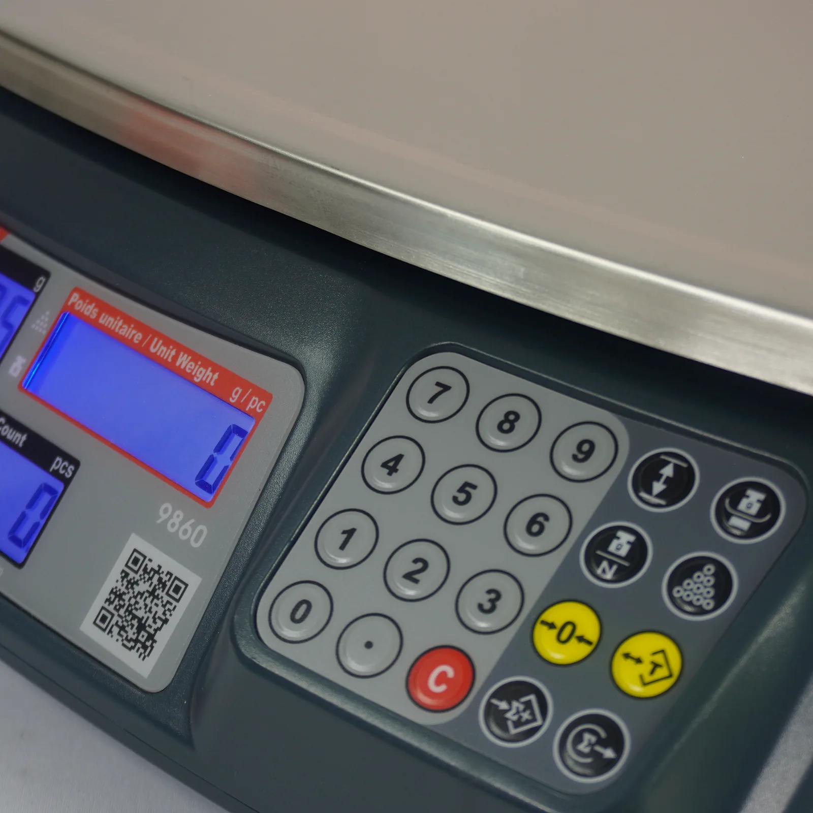 Gros plan du clavier et des trois afficheurs LCD de la balance compteuse B3C 9860 lors du contrôle avant expédition