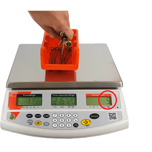 Balance compteuse 9880 avec bac bleu de pièces métalliques sur le plateau et trois afficheurs LCD