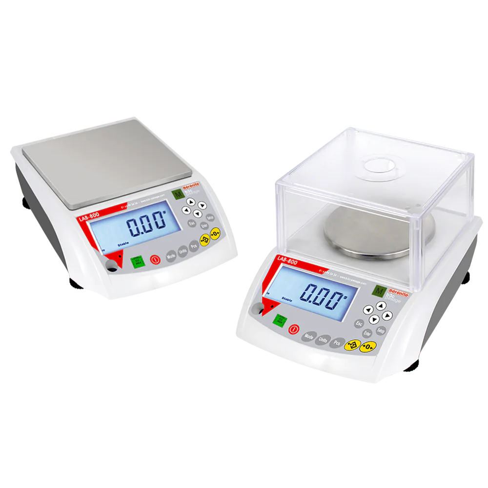 Deux balances haute précision B3C LAB-800, version standard et version à pare-brise, détourées sur fond blanc