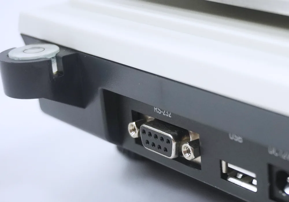 Connectique de la balance LAB-800, sorties RS232 et USB pour relier un PC ou une imprimante de tickets