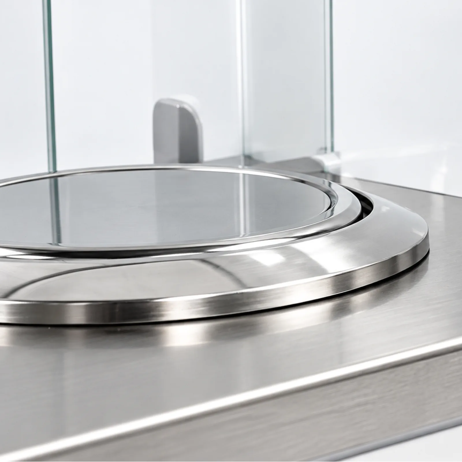 Détail du plateau inox et de la paroi vitrée du pare-vent de la balance analytique B3C LAB-A