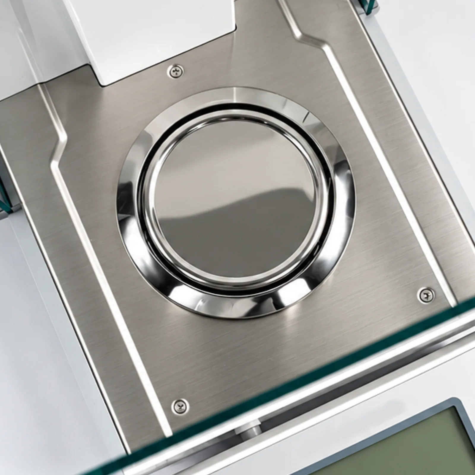 Plateau inox circulaire de la balance analytique B3C LAB-A, vu du dessus à travers le pare-vent