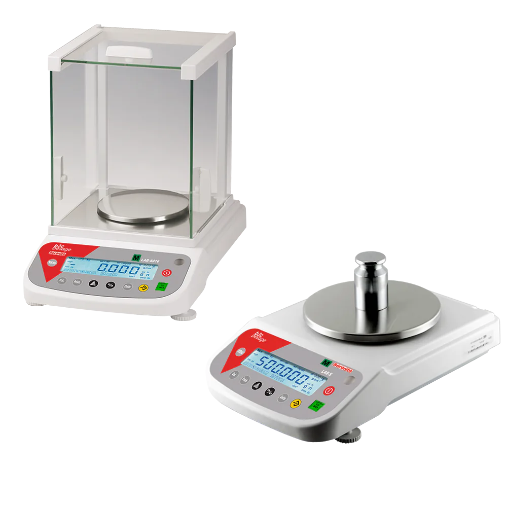 Deux balances de précision B3C LAB-S, version à pare-brise au millième et version plateau au centième, fond blanc