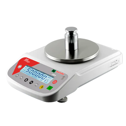 Balance de précision B3C LAB-S en vue trois quarts, poids étalon inox posé sur le plateau rond
