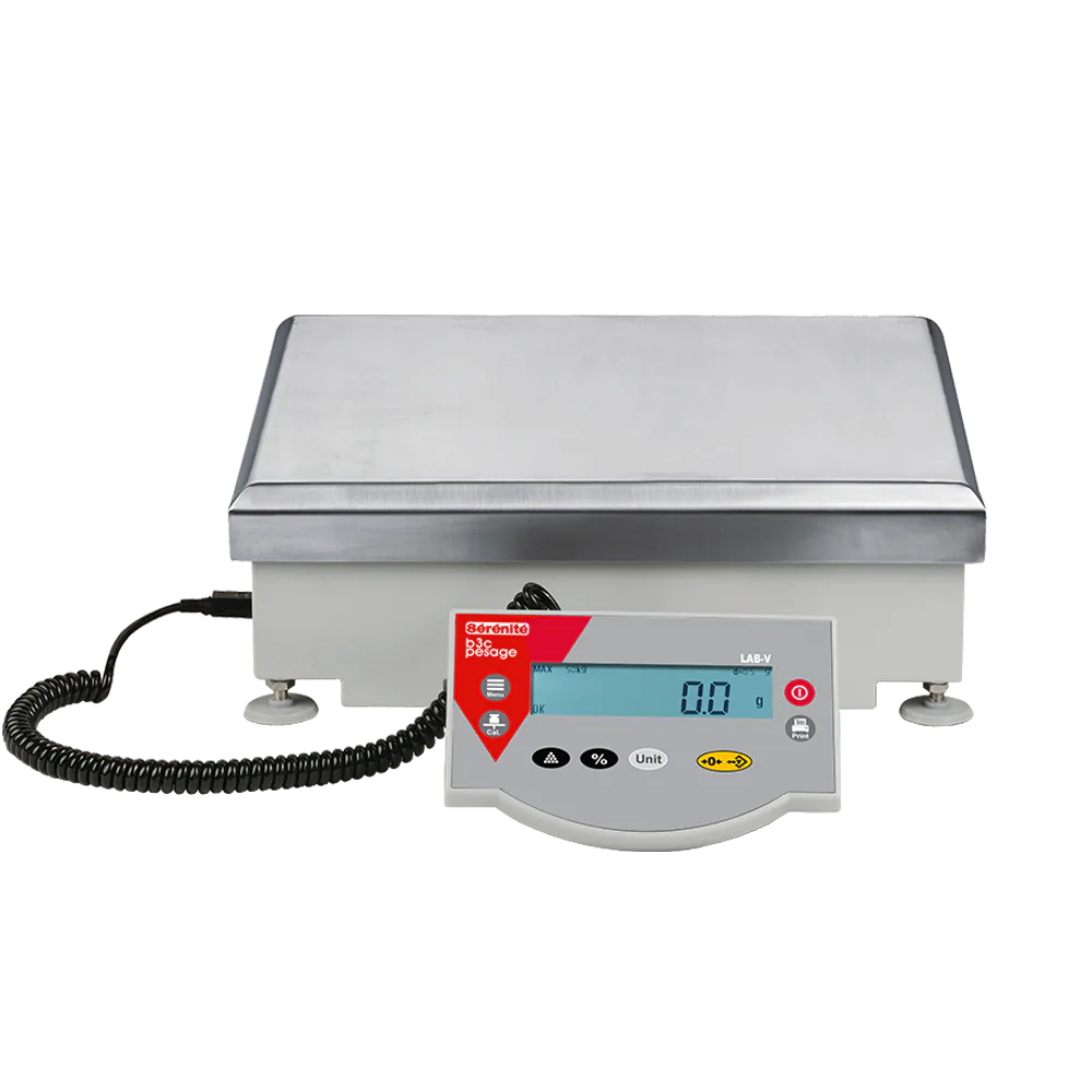 Balance haute précision B3C LAB-V avec grand plateau inox et indicateur filaire déporté, détourée sur fond blanc