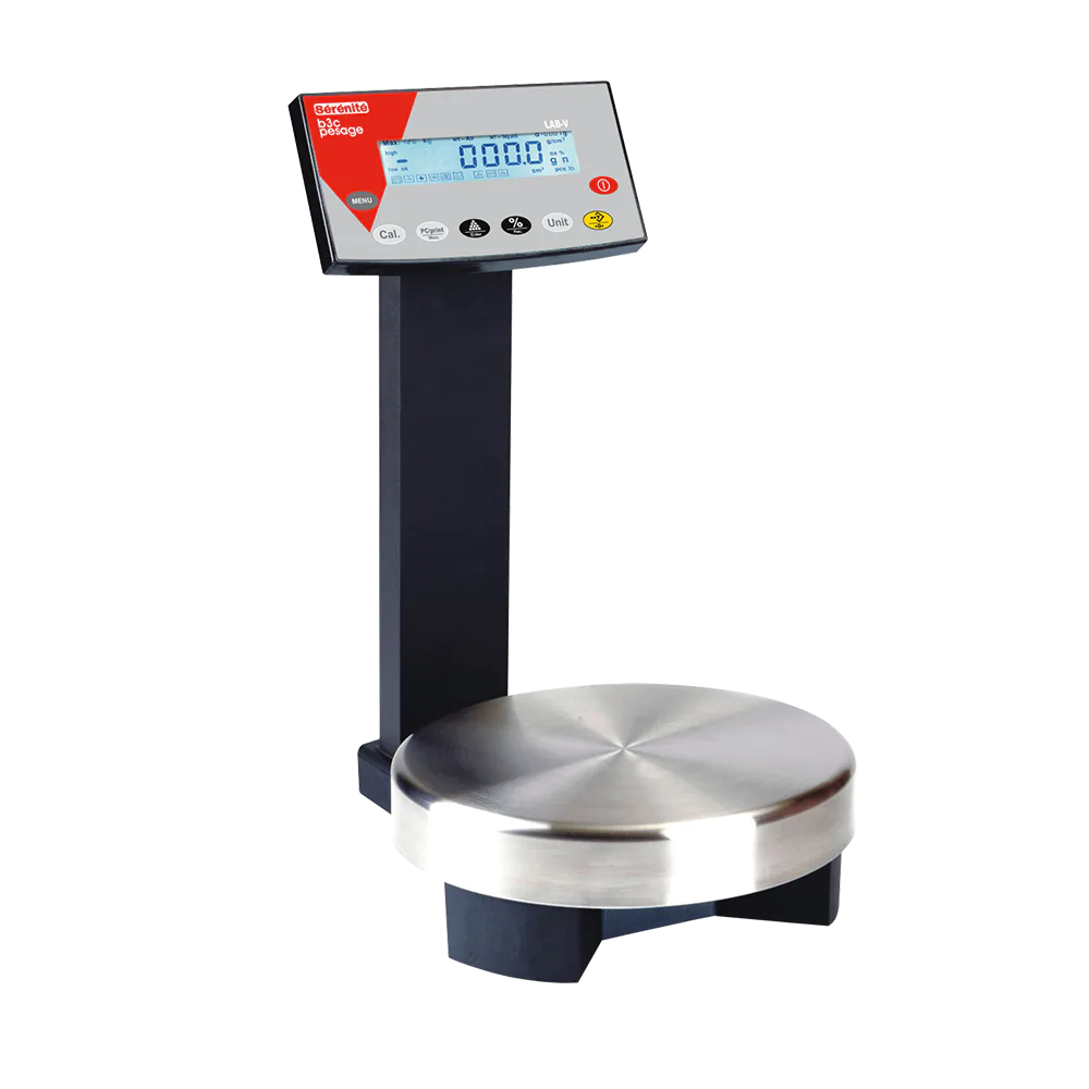 Balance haute précision B3C LAB-V1 avec plateau inox rond et indicateur monté sur colonne, détourée sur fond blanc