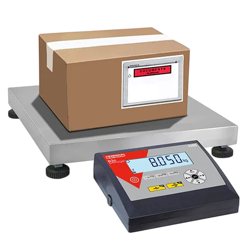 Balance pèse-colis B3C S300 avec carton sur le plateau inox et indicateur affichant 8,050 kg, fond blanc