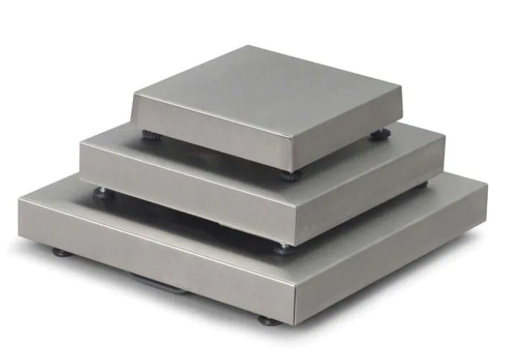 Trois plateaux inox de la gamme S910 empilés, tailles du 300 × 300 au 800 × 800 mm