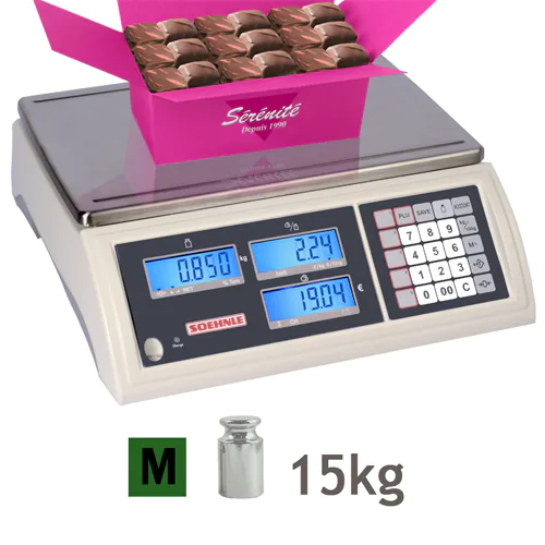 Balance poids-prix 9360 côté vendeur avec produits sur le plateau, vignette M et portée homologuée de 15 kg
