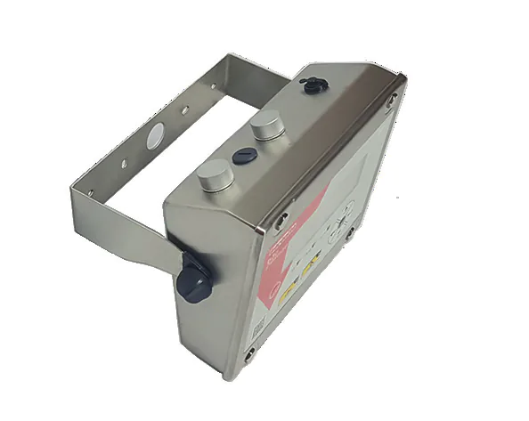 Indicateur de pesage B3C S811 IP67 vu de trois quarts, monté sur son support mural inox orientable