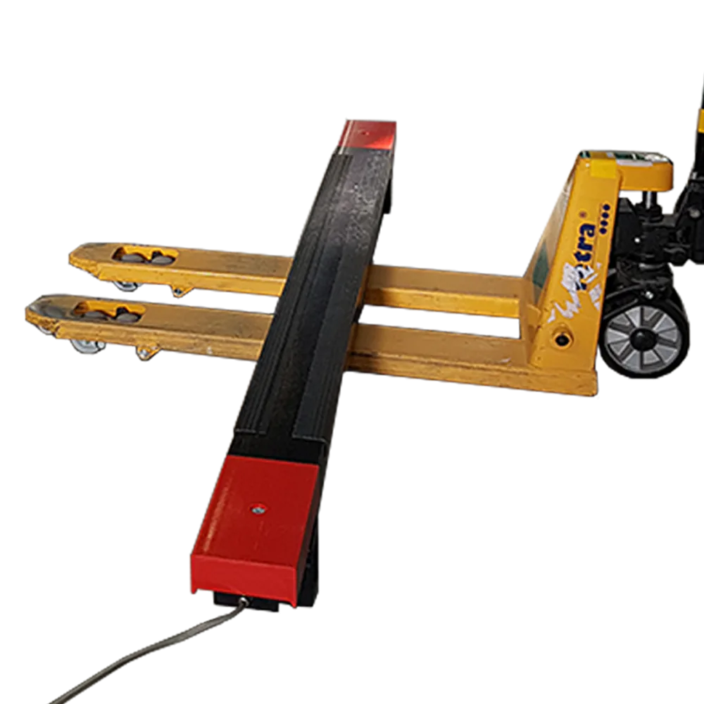 Barre peseuse mobile B3C SBP transportée sur les fourches d'un transpalette dans un atelier