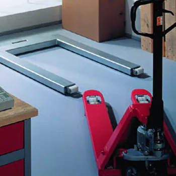 Vue d'ensemble du U-Peseur inox 2815 sur ses roulettes avec poignée de déplacement en zone humide
