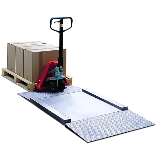 Transpalette montant une palette de cartons sur la plate-forme surbaissée tout inox B3C 2814 par la rampe